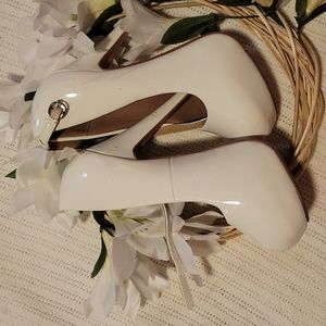 Delicacy painted platform heels